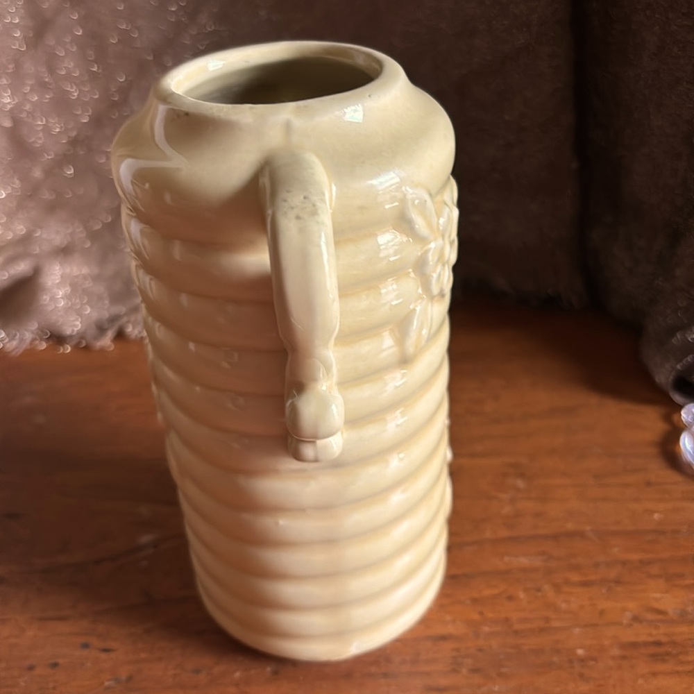 Vintage USA pale yellow beehive & floral 7” pottery vase with scroll handles - Picture 4 of 11